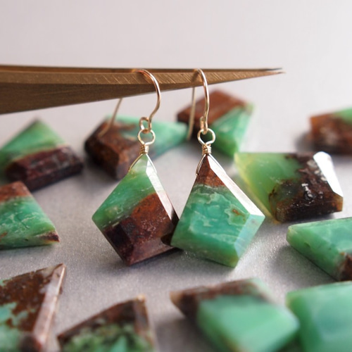 母岩付きクリソプレーズ 14kgf 藍砥茶色のピアス（イヤリング変更可