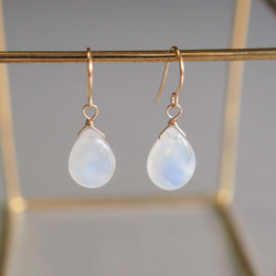 14kgf レインボームーンストーンAAA 月白色のピアス（イヤリング変更可