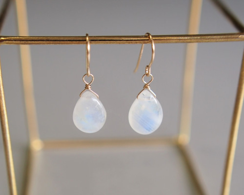 14kgf レインボームーンストーンAAA 月白色のピアス（イヤリング変更可