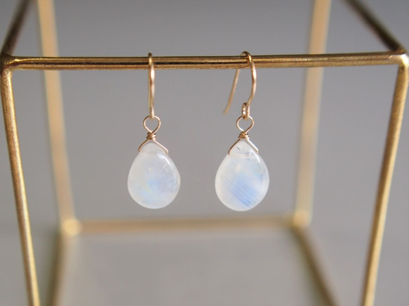 14kgf レインボームーンストーンAAA 月白色のピアス（イヤリング変更可