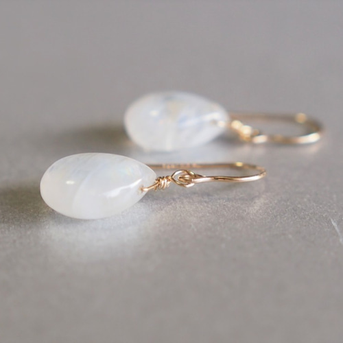 14kgf レインボームーンストーンAAA 月白色のピアス（イヤリング変更可