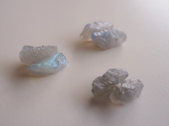 14kgf ラブラドライト原石 灰青色の天然石ピアス（イヤリング変更可） 4枚目の画像