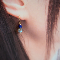 14kgf 寶石品質藍色拉長石 AAA 和青金石白紫羅蘭天然石耳環（耳環可更換） 第3張的照片