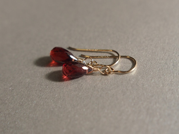 14kgf 宝石質モザンビーク産ガーネットAAA 濃紅葉色のピアス（イヤリング変更可） 4枚目の画像