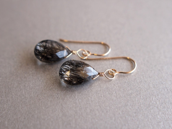 14kgf寶石品質的黑色電氣石石英（水晶）黑色羽毛耳環（可更換耳環） 第2張的照片