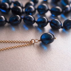 14kgf 天然の宝石 リトアニア産ブルーカラーアンバー（天然琥珀） 濃藍色のネックレス 2枚目の画像