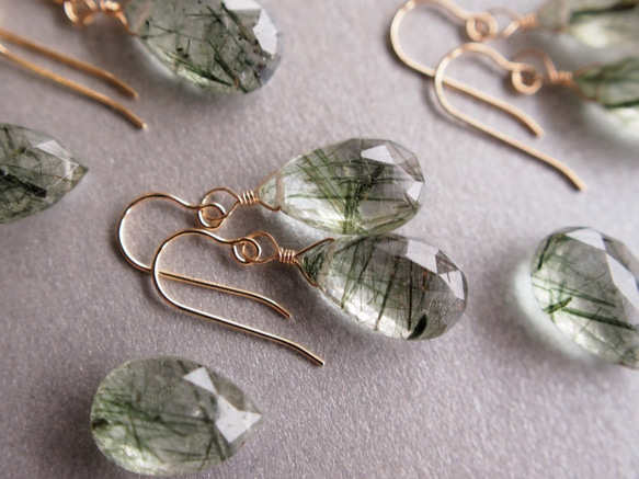 14kgf 希少石 グリーンルチルクォーツAAA 古茶色のピアス（イヤリング