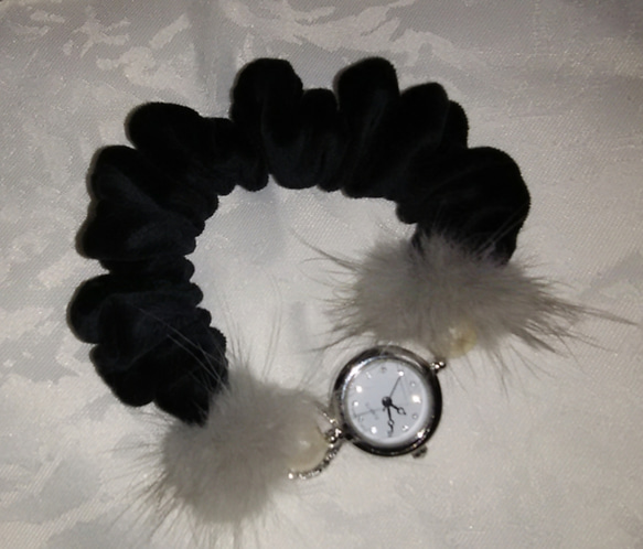 別珍シュシュベルトの腕時計 3枚目の画像