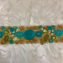 インドの刺繍リボン　ニットオーガンジーにブルー・ゴールドの丸い花柄 2枚目の画像