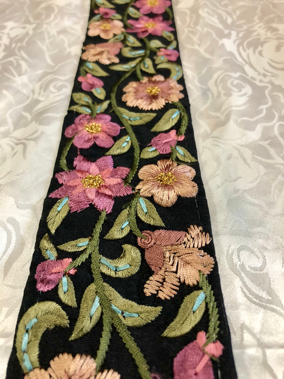 インドの刺繍リボン 黒地にグレーピンク・モスグリーンの花柄 1枚目の画像