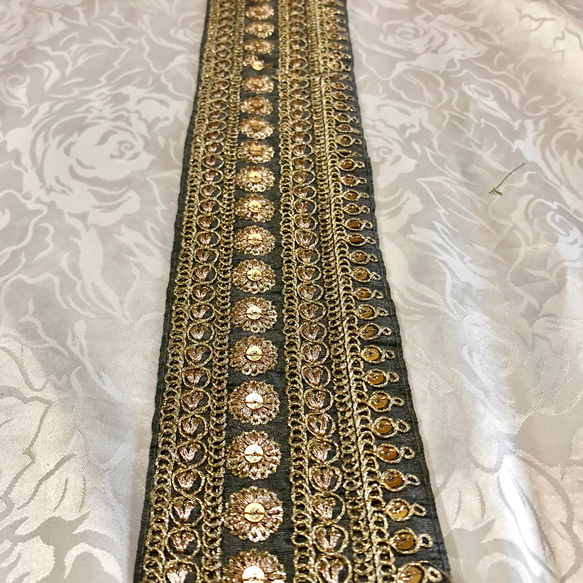 インドの刺繍リボン　グレーにゴールドとスパンコールの刺繍 1枚目の画像