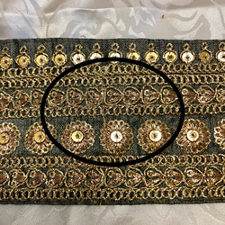 インドの刺繍リボン　グレーにゴールドとスパンコールの刺繍 3枚目の画像