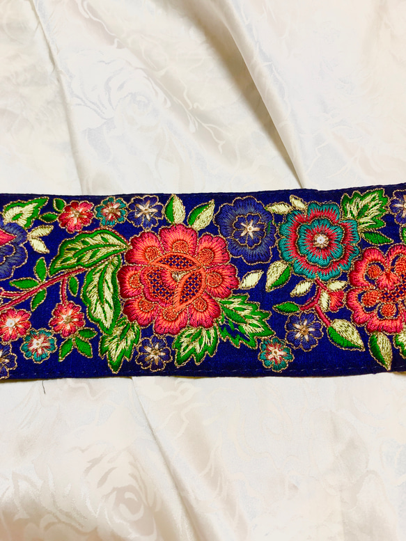 インドの刺繍リボン 紺地に赤・ブルーの花柄　広幅 1枚目の画像
