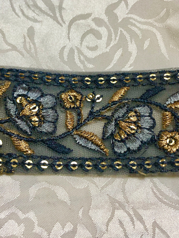 インドの刺繍リボン 濃いグレーのニットオーガンジーにグレーとゴールドの刺繍 2枚目の画像