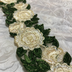 インドの刺繍リボン 薄手シルク生地に白い花と緑の葉っぱの刺繍 1枚目の画像