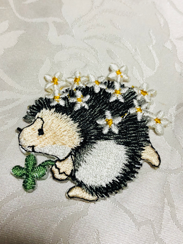 ハリネズミの刺繍ワッペン　花 1枚目の画像