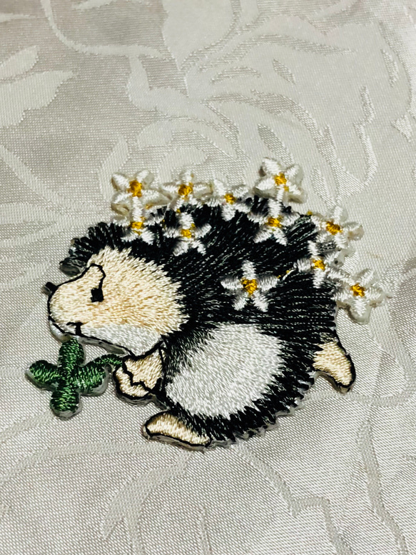 ハリネズミの刺繍ワッペン　花 2枚目の画像