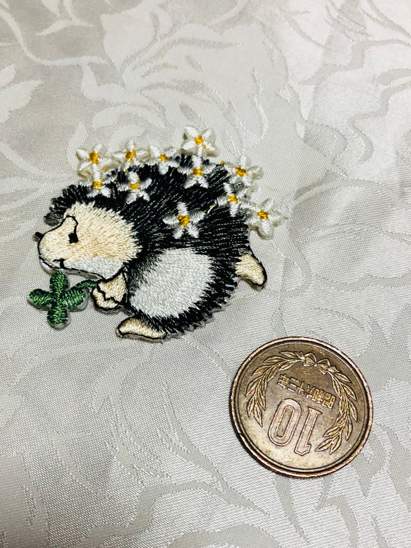 ハリネズミの刺繍ワッペン　花 3枚目の画像