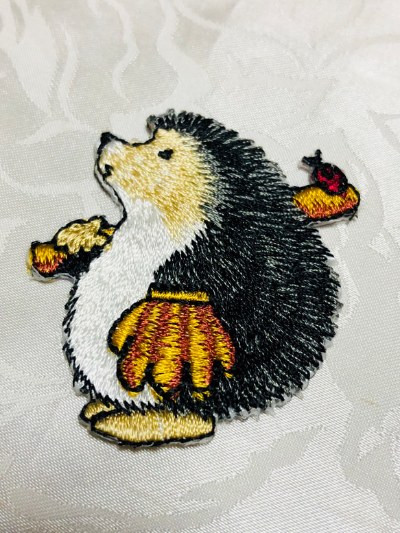 ハリネズミの刺繍ワッペン　グローブ 1枚目の画像