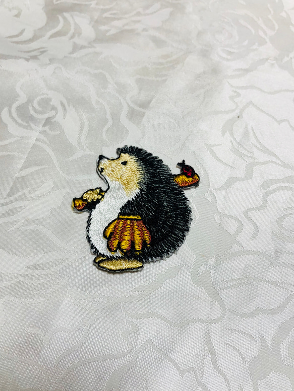 ハリネズミの刺繍ワッペン　グローブ 2枚目の画像
