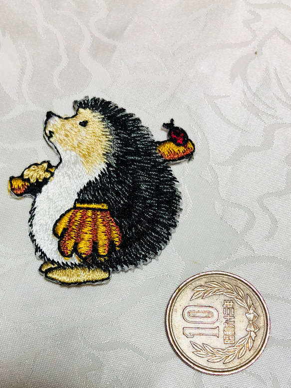 ハリネズミの刺繍ワッペン　グローブ 3枚目の画像