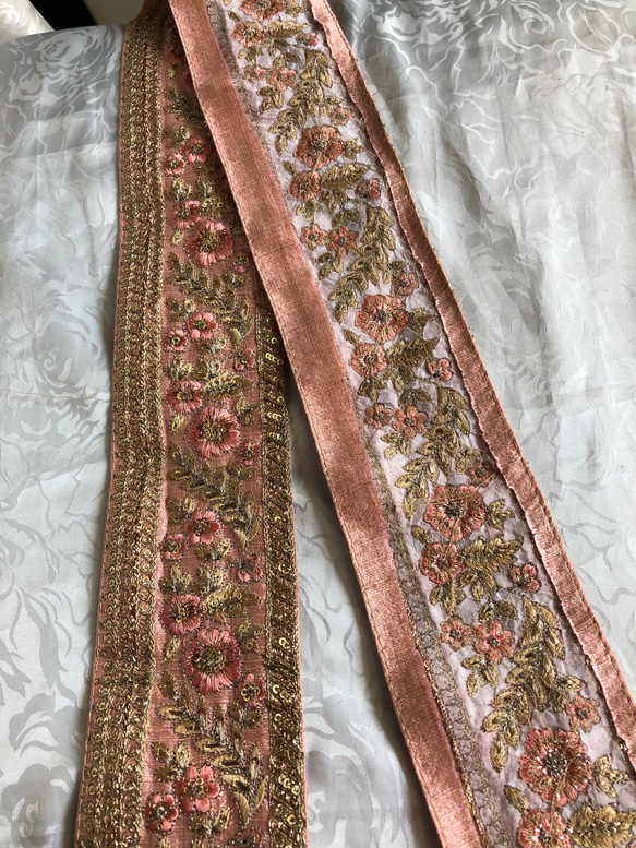 インドの刺繍リボン サーモンピンクに花柄 4枚目の画像