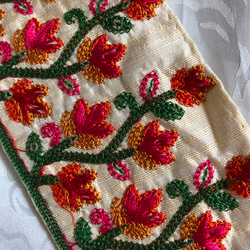 インドの刺繍リボン 薄黄色に赤花柄 2枚目の画像