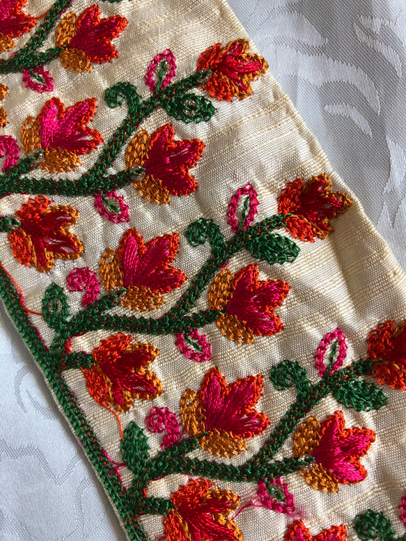 インドの刺繍リボン 薄黄色に赤花柄 2枚目の画像