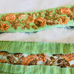 インドの刺繍リボン ミントグリーンにオレンジの花とゴールドの葉っぱ 4枚目の画像