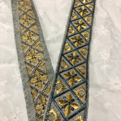インドの刺繍リボン グレーに濃いグレーとゴールドの幾何学模様 細幅 3枚目の画像