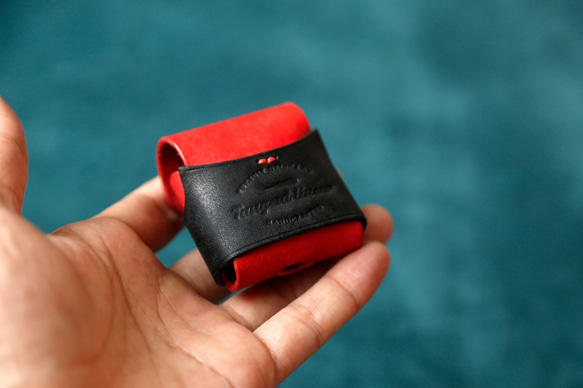 【可愛いベスト】AirPodsケース　赤+黒  本革 ワイヤレスイヤホンケース 2枚目の画像
