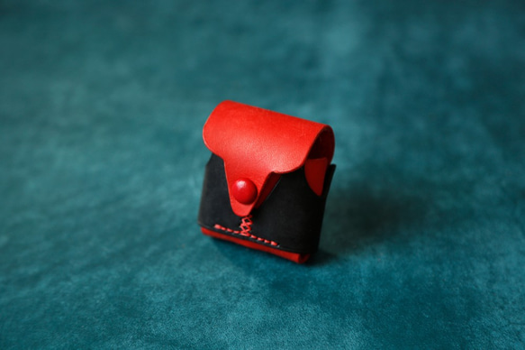 【可愛いベスト】AirPodsケース　赤+黒  本革 ワイヤレスイヤホンケース 3枚目の画像