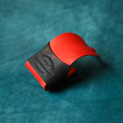 【可愛いベスト】AirPodsケース　赤+黒  本革 ワイヤレスイヤホンケース 4枚目の画像