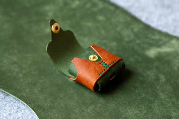 【Cute Best】AirPods Case 綠色+棕色真皮無線耳機套 第4張的照片