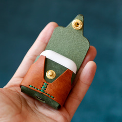 【Cute Best】AirPods Case 綠色+棕色真皮無線耳機套 第9張的照片