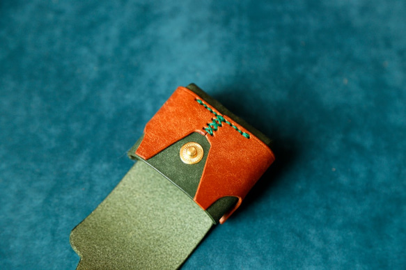 【Cute Best】AirPods Case 綠色+棕色真皮無線耳機套 第10張的照片