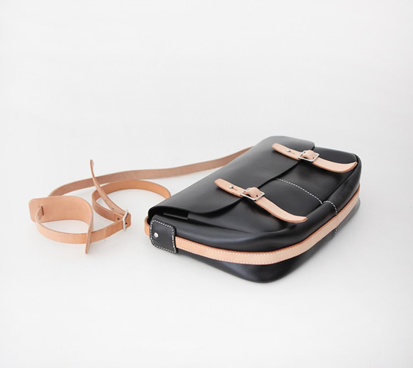 本革手作りのクラシックメッセンジャーバッグショルダーバッグフィッシングバッグ男/女用                                     余計な装飾が付いていない程、使う場面は拡がります。仕事はもちろん休日のカジュアルなスタイルにも違和感なく使える自分 Q1349409540(10300円)