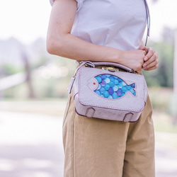 【深海魚】大人気！がま口バッグ 本革手作りのレザーショルダーバッグ 総手縫い　手持ち 肩掛け 2WAY 鞄　大 2枚目の画像