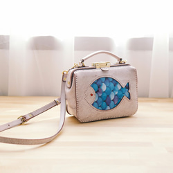 【深海魚】大人気！がま口バッグ 本革手作りのレザーショルダーバッグ 総手縫い　手持ち 肩掛け 2WAY 鞄　大 5枚目の画像