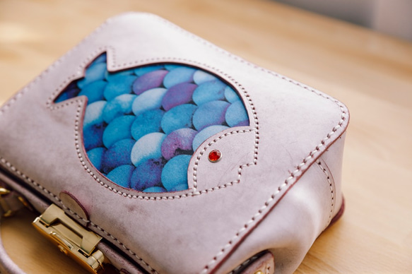 【深海魚】大人気！がま口バッグ 本革手作りのレザーショルダーバッグ 総手縫い　手持ち 肩掛け 2WAY 鞄　大 4枚目の画像