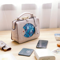 【深海魚】大人気！がま口バッグ 本革手作りのレザーショルダーバッグ 総手縫い　手持ち 肩掛け 2WAY 鞄　大 10枚目の画像