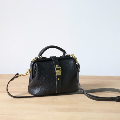 柔らかいヌメ革】フラットタイプのがま口バッグ 手作りのレザー