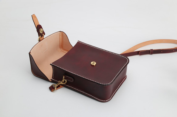 【名入れ・選べるステッチ】本革手作りのレザーショルダーバッグ 【名入れ・選べるステッチ】本革手作りのレザーショルダーバッグ C1285324829(9750円)