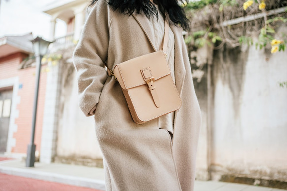 【名入れ・選べるステッチ】本革手作りのレザーショルダーバッグ 　　　 無料 の色 例えば 　刻印場所