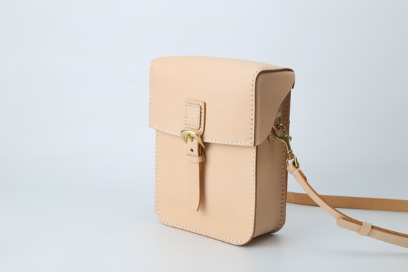 【名入れ・選べるステッチ】本革手作りのレザーショルダーバッグ 　　　 無料 の色 例えば 　刻印場所