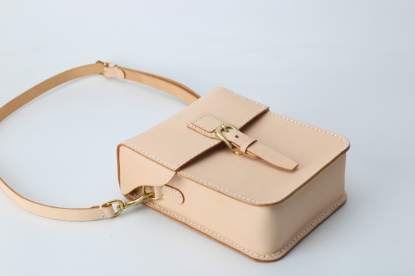 【名入れ・選べるステッチ】本革手作りのレザーショルダーバッグ 　　　 無料 の色 例えば 　刻印場所