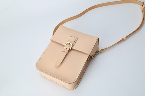 【名入れ・選べるステッチ】本革手作りのレザーショルダーバッグ 　　　 無料 の色 例えば 　刻印場所