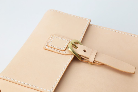 【名入れ・選べるステッチ】本革手作りのレザーショルダーバッグ 　　　 無料 の色 例えば 　刻印場所