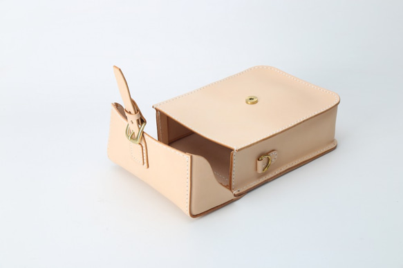 【名入れ・選べるステッチ】本革手作りのレザーショルダーバッグ 　　　 無料 の色 例えば 　刻印場所