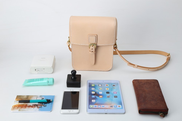 【名入れ・選べるステッチ】本革手作りのレザーショルダーバッグ 　　　 無料 の色 例えば 　刻印場所